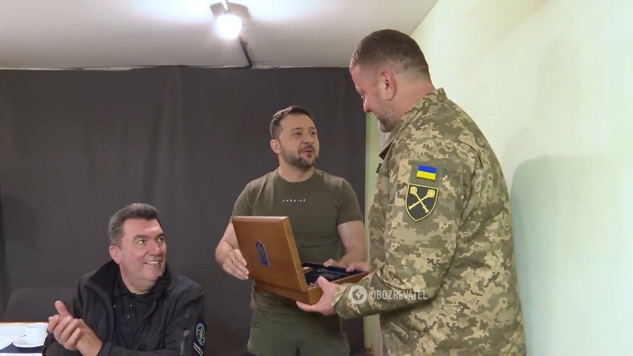 Зеленський нагородив Залужного іменною зброєю, Сирському подарував картину. Відео 