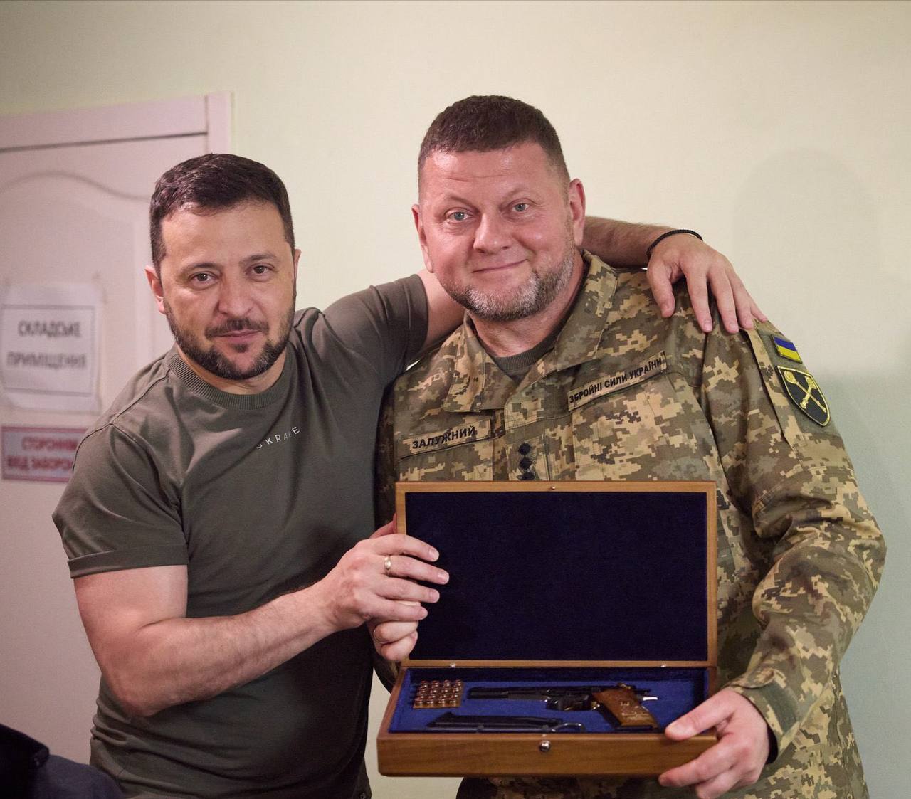 Зеленський провів виїзну Ставку у Дніпрі та нагородив бойових медиків у Очакові. Фото і відео 