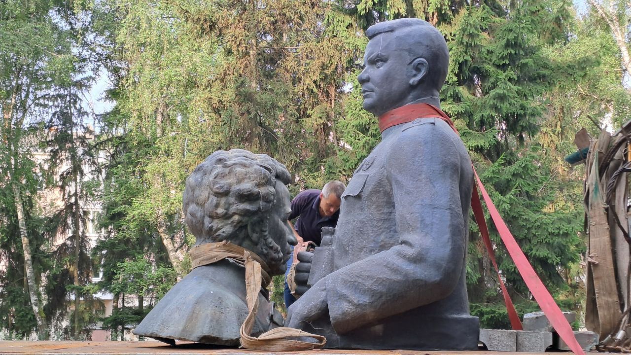 У Полтаві демонтували пам’ятники Ватутіну та Пушкіну. Фото і відео 