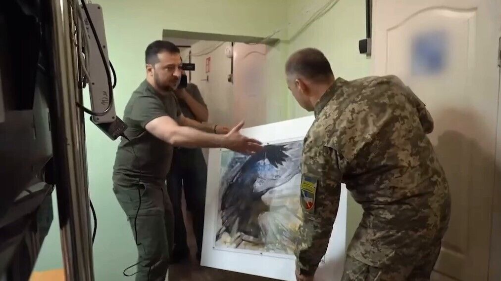 Зеленський нагородив Залужного іменною зброєю, Сирському подарував картину. Відео 