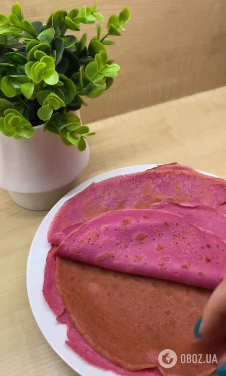 Завтрак как у Барби: чем покрасить блины в розовый цвет