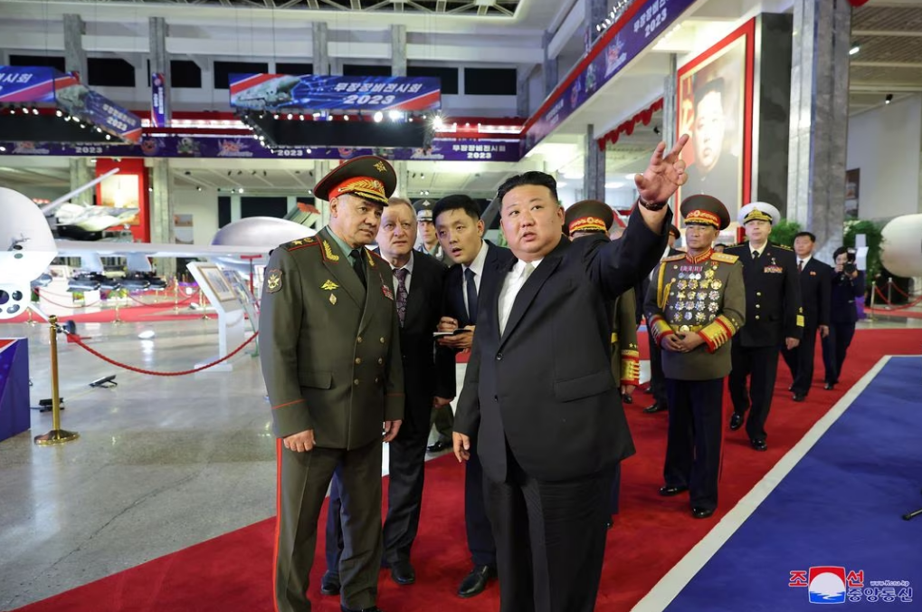 Кім Чен Ин і Шойгу відвідали виставку військової техніки в Пхеньяні: яку зброю КНДР може поставити РФ