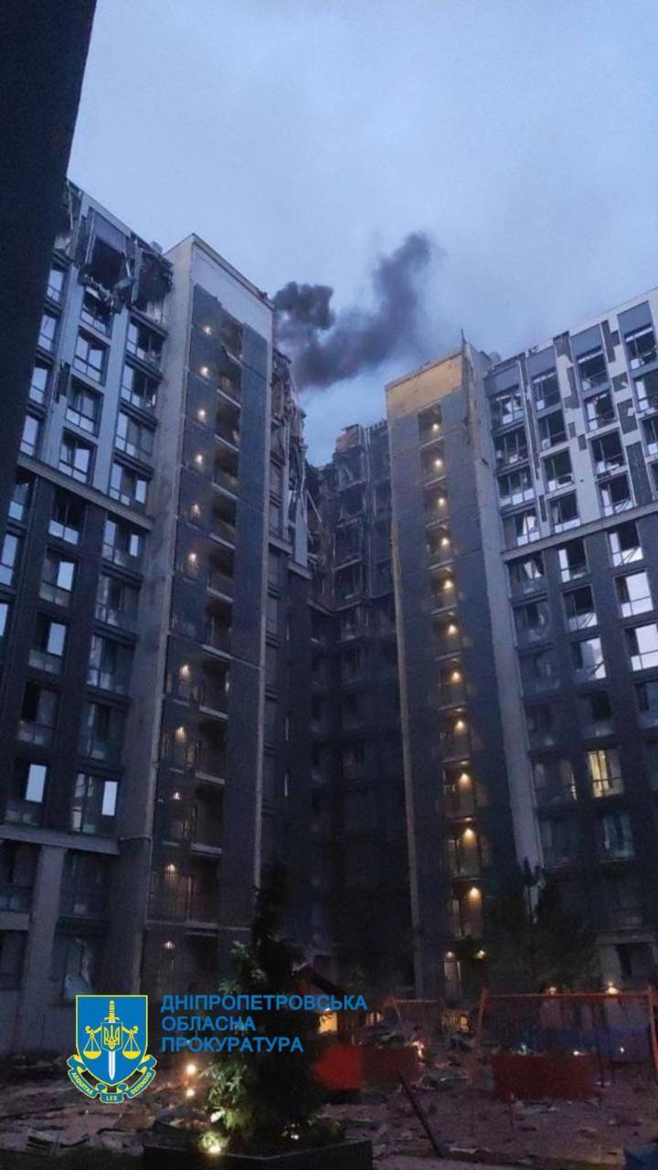 У Дніпрі та Запоріжжі пролунали вибухи: є влучання у житловий будинок "балістикою". Фото і відео