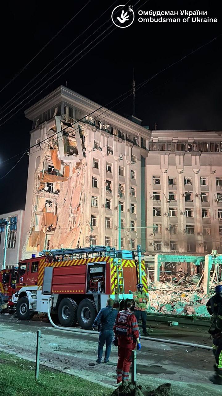 В Днепре и Запорожье прогремели взрывы: есть попадание в жилой дом "баллистикой". Фото и видео
