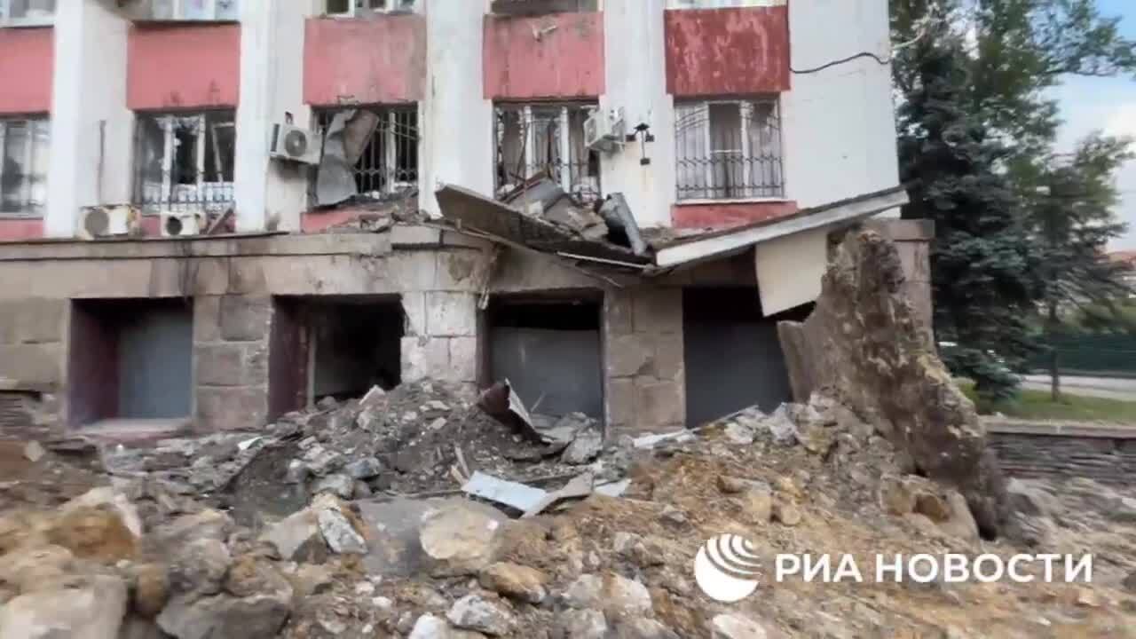 В Донецке раздался взрыв: разрушено здание так называемого "МВД ДНР". Фото и видео