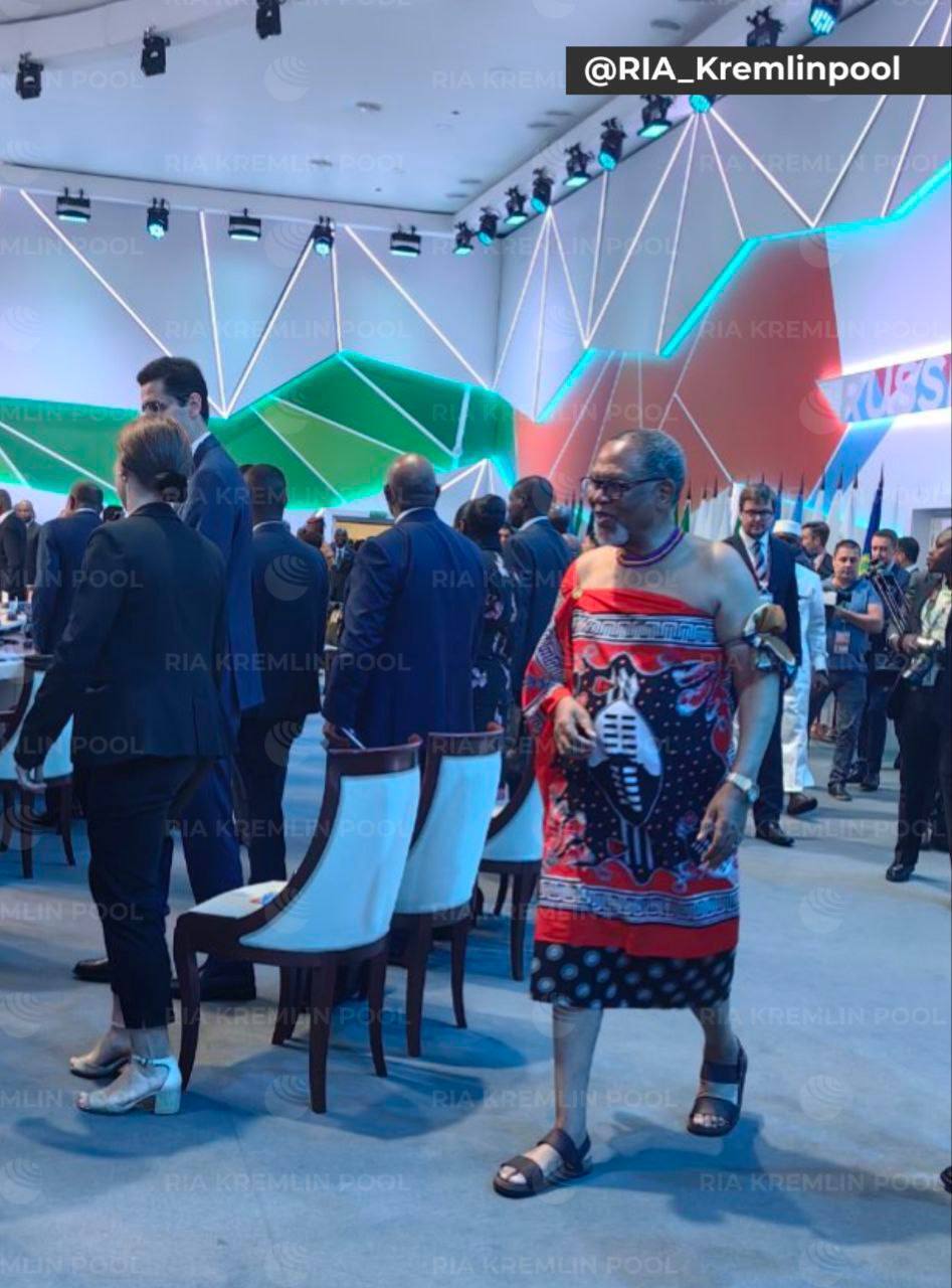 Настоящая "Игра престолов": сеть развеселили наряды африканских гостей на саммите в Петербурге. Видео