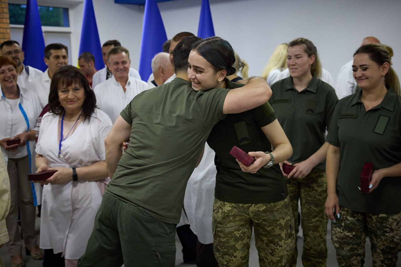  "Здобувають захист і майбутнє для українців": Зеленський відзначив воїнів ВМС і бойових медиків. Фото