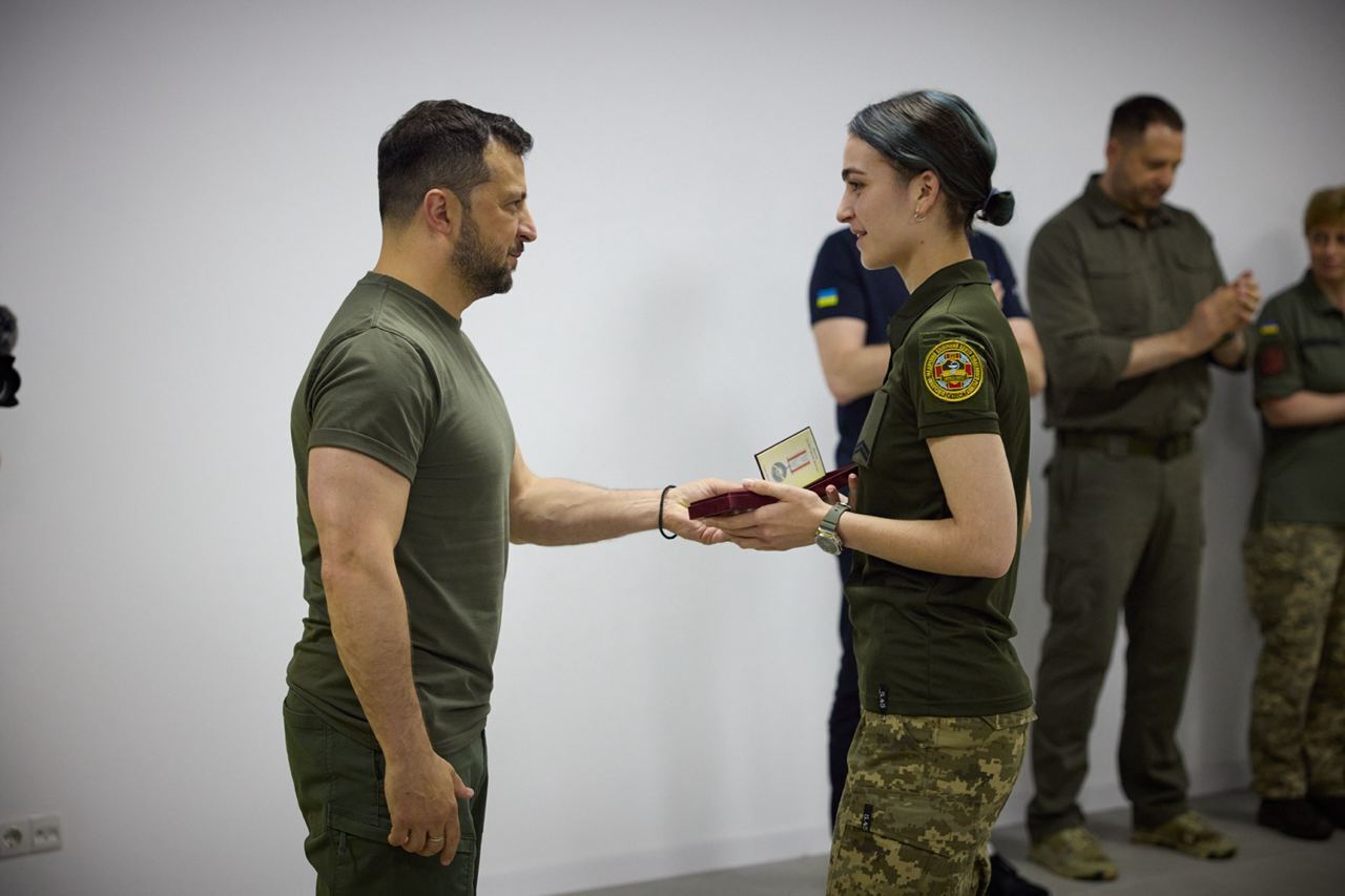  "Здобувають захист і майбутнє для українців": Зеленський відзначив воїнів ВМС і бойових медиків. Фото
