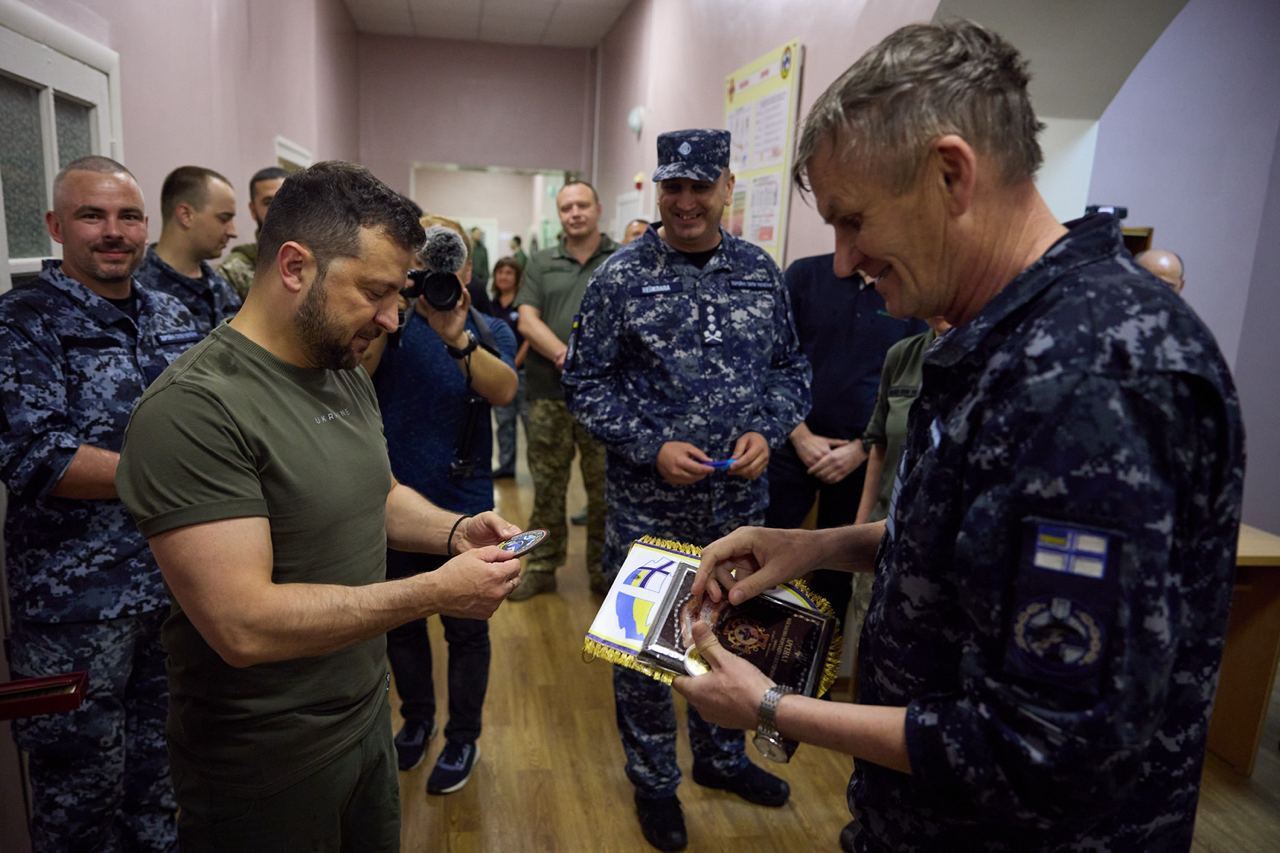  "Здобувають захист і майбутнє для українців": Зеленський відзначив воїнів ВМС і бойових медиків. Фото