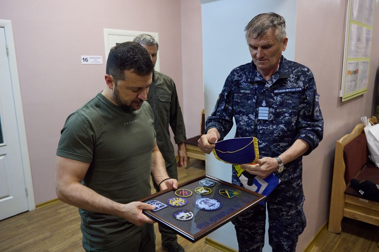  "Здобувають захист і майбутнє для українців": Зеленський відзначив воїнів ВМС і бойових медиків. Фото