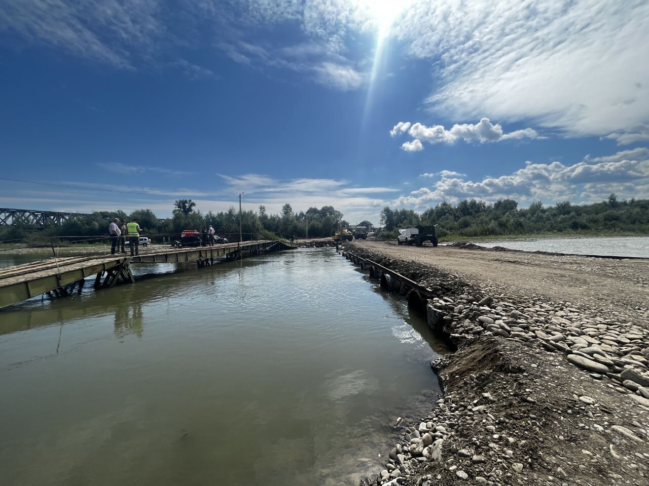 На Закарпатті відновили рух через річку Тересва, де раніше обвалився міст. Фото