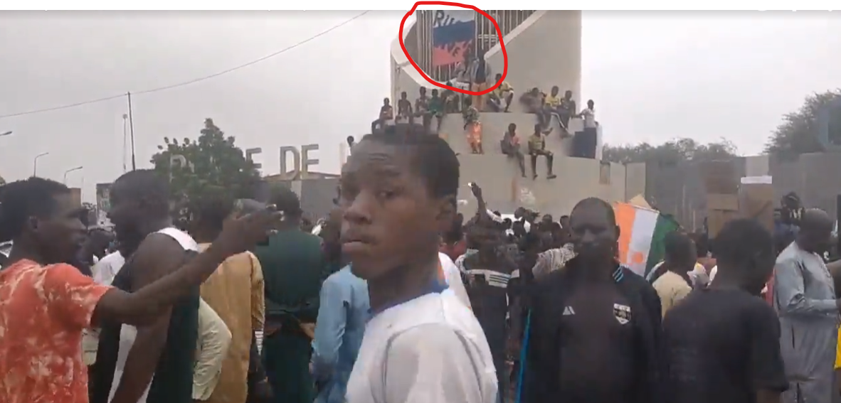 Не обійшлося без РФ? У Нігері, де здійснили військовий переворот, помітили російські прапори. Відео