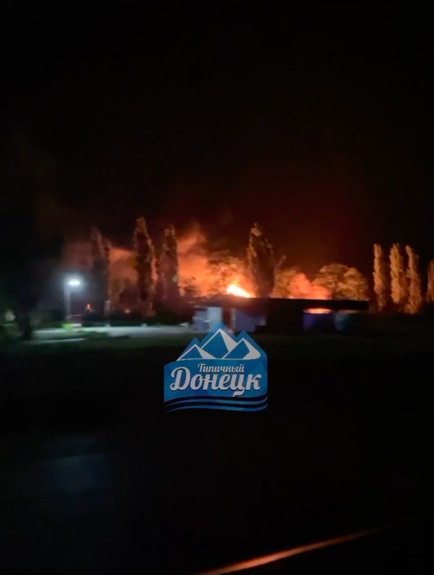 В окупованому Шахтарську пролунали вибухи: окупанти підтвердили прильоти по нафтобазі. Відео