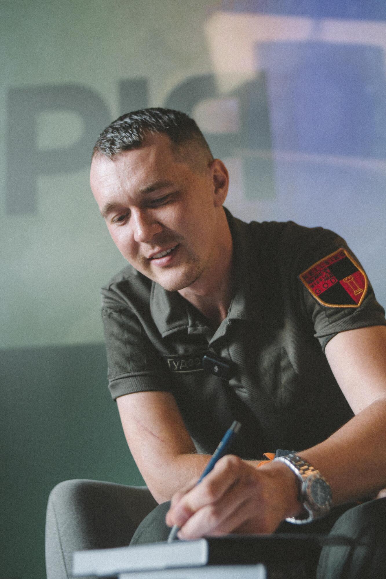 На войне без черного юмора никак: Юрий Гудыменко представил свою книгу "Истории и войны" ветеранской общине