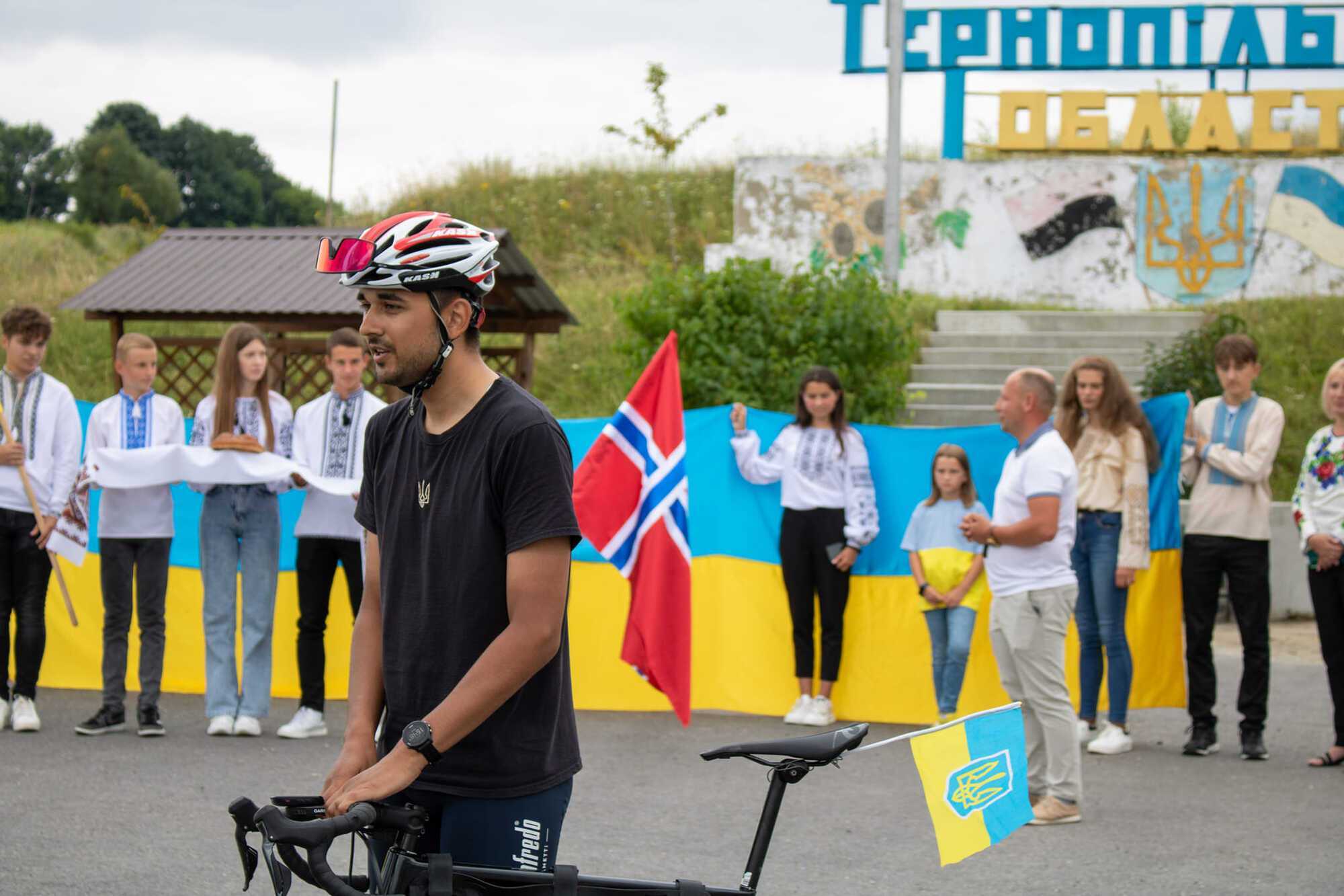 Мэр норвежского города проехался в Украину на велосипеде и собрал полмиллиона гривен для ВСУ. Фото