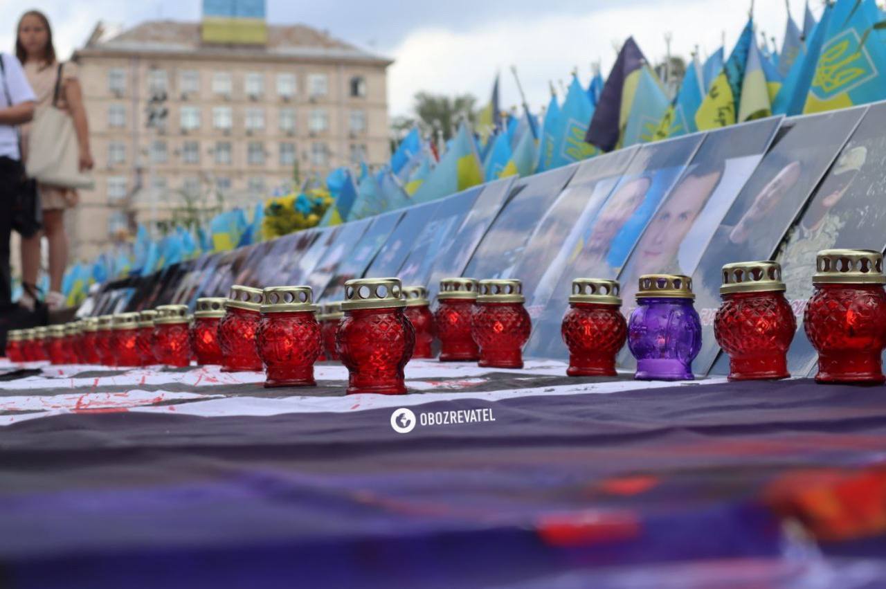Люди несли із собою прапори та лампадки: у Києві вшанували пам'ять загиблих у теракті в Оленівці. Фото і відео