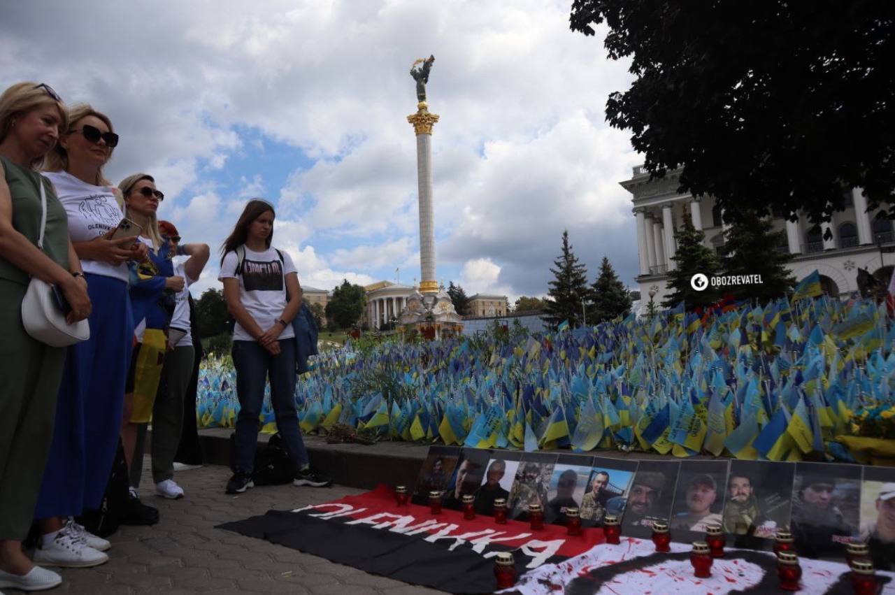 Люди несли с собой флаги и лампадки: в Киеве почтили память погибших в теракте в Еленовке. Фото и видео