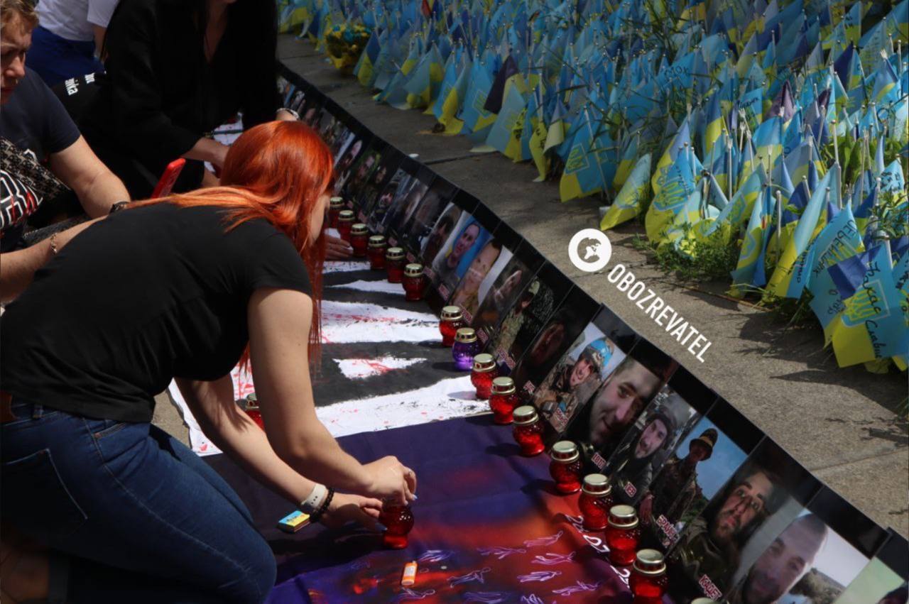 Люди несли с собой флаги и лампадки: в Киеве почтили память погибших в теракте в Еленовке. Фото и видео