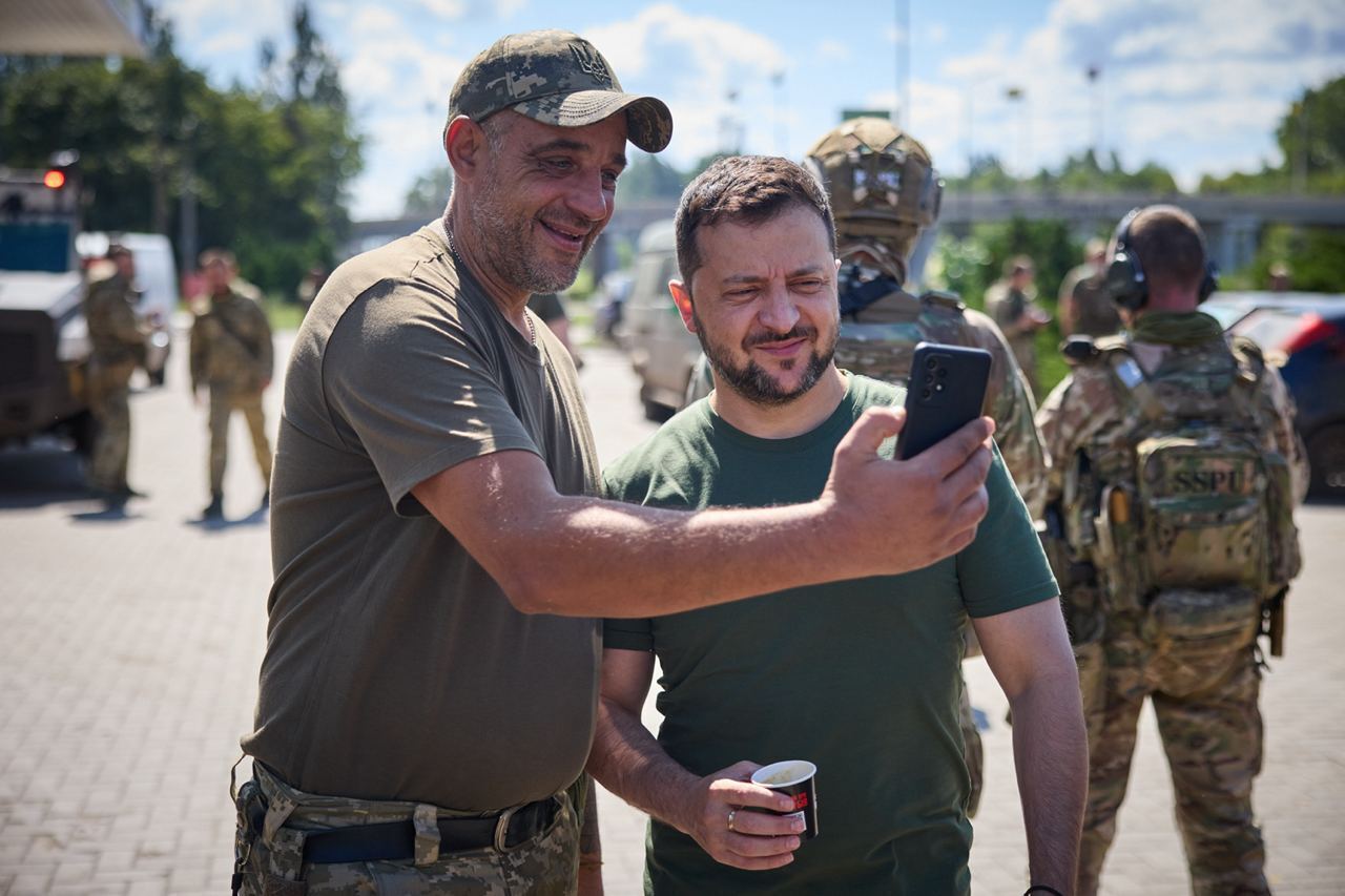 Украинский военный сделал селфи с Зеленским
