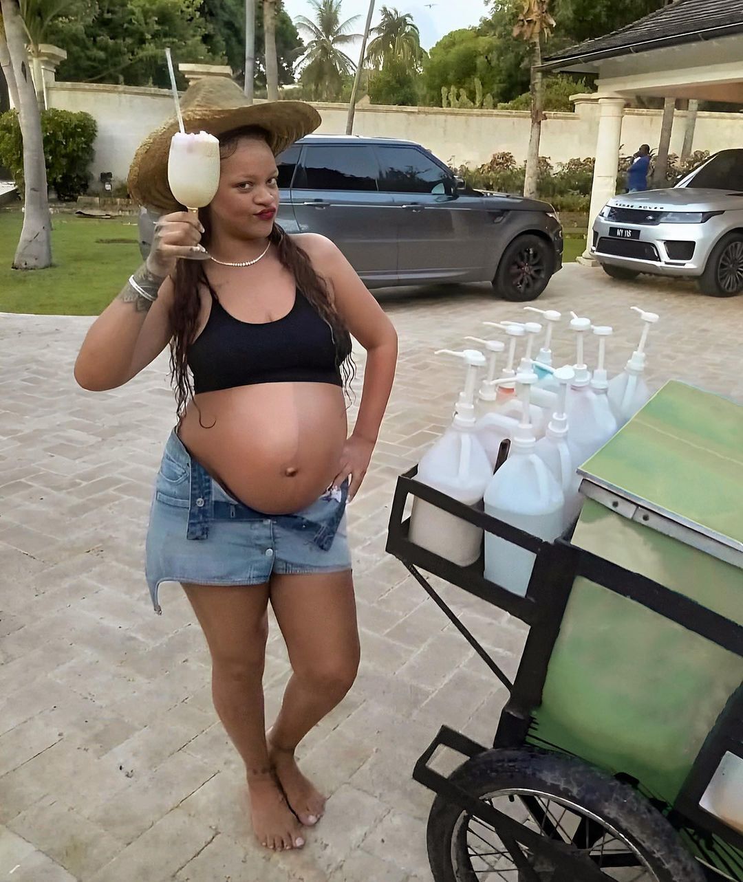 Беременная Рианна без макияжа отдыхала на Барбадосе в шляпе от украинского бренда. Фото и видео