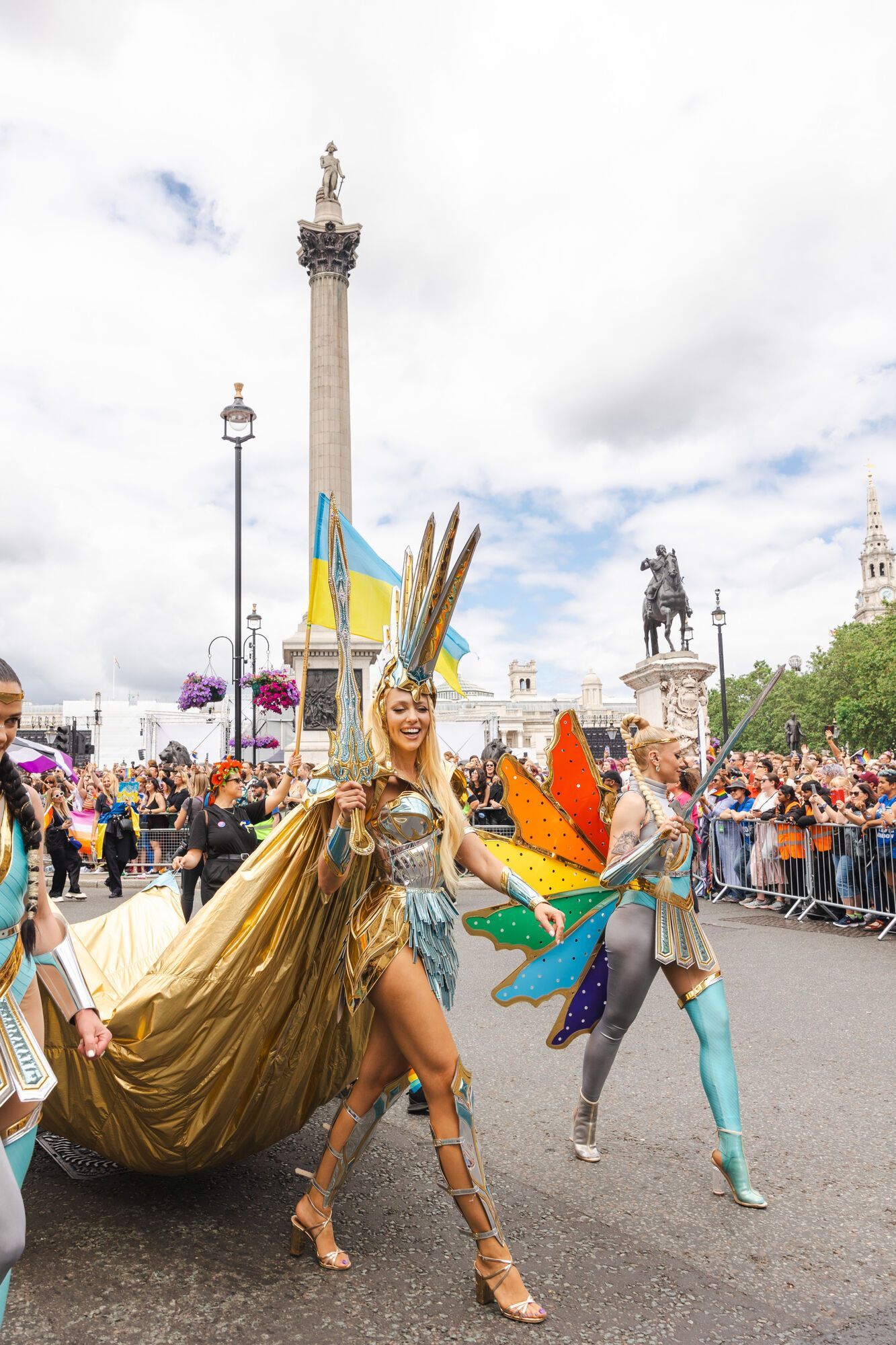 Оля Полякова в образе "Несокрушимой" возглавила украинскую колонну Прайда в Лондоне