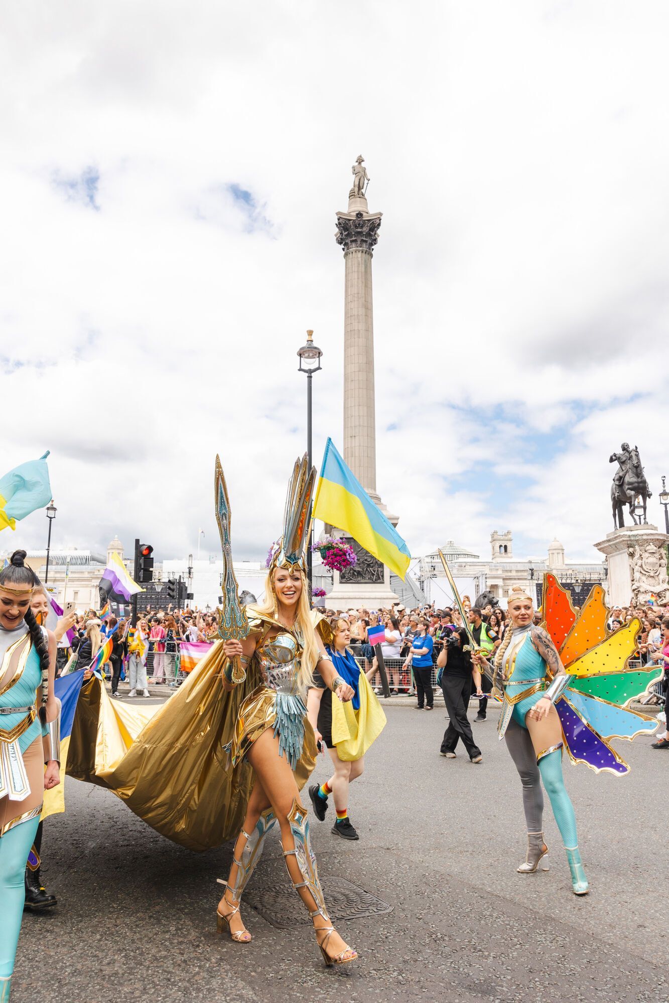 Оля Полякова в образі "Незламної" очолила українську колону Прайду в Лондоні