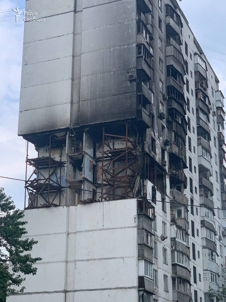 У Києві почали укріплювати стіни багатоповерхівки, де вибухнув газ. Фото