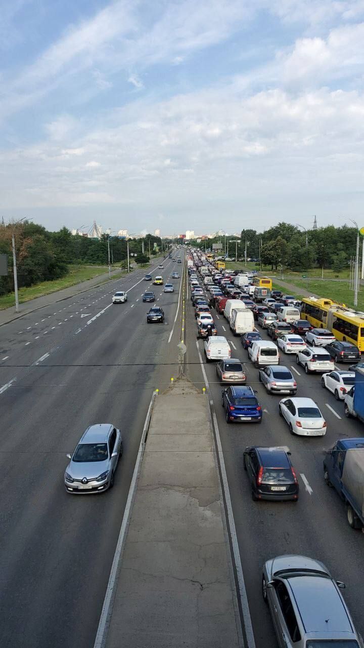 У Києві зранку виникло кілька великих заторів: де ускладнено рух авто. Фото та відео