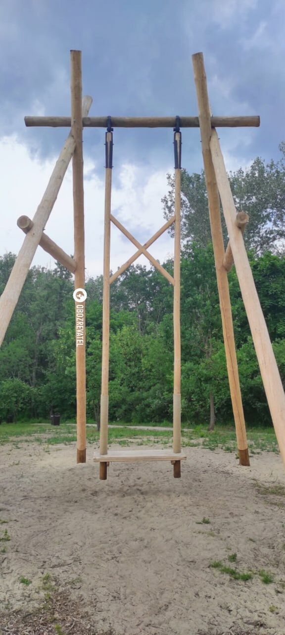 У Києві з'явились велетенські дерев'яні гойдалки: де можна покататись. Фото