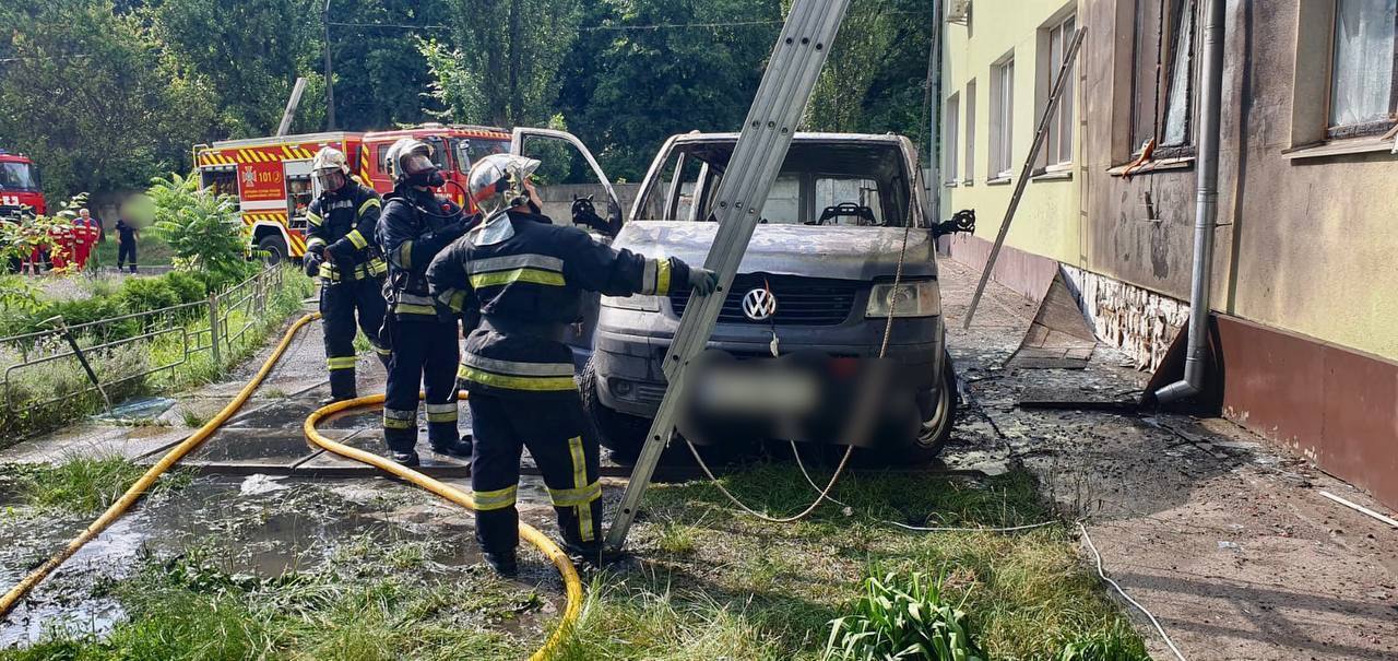 На Київщині згорів автомобіль: власник заряджав акумулятор через подовжувач, протягнутий з п’ятого поверху будинку. Фото