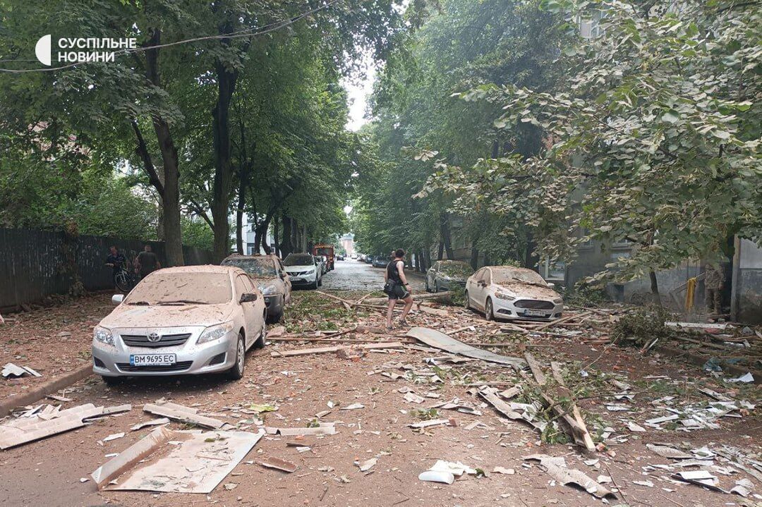 Оккупанты атаковали Сумы дронами, поврежден жилой дом: погибли два человека, еще 16 ранены. Фото и видео