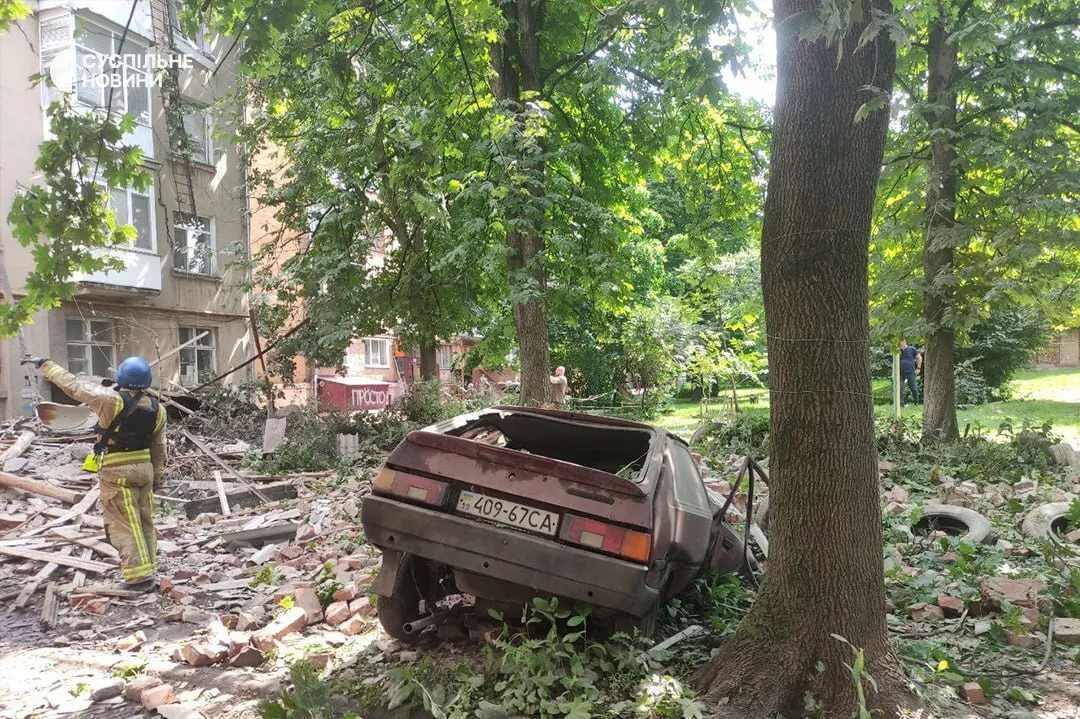 Окупанти атакували Суми дронами, пошкоджено житловий будинок: загинуло двоє людей, 16 осіб поранено. Фото і відео