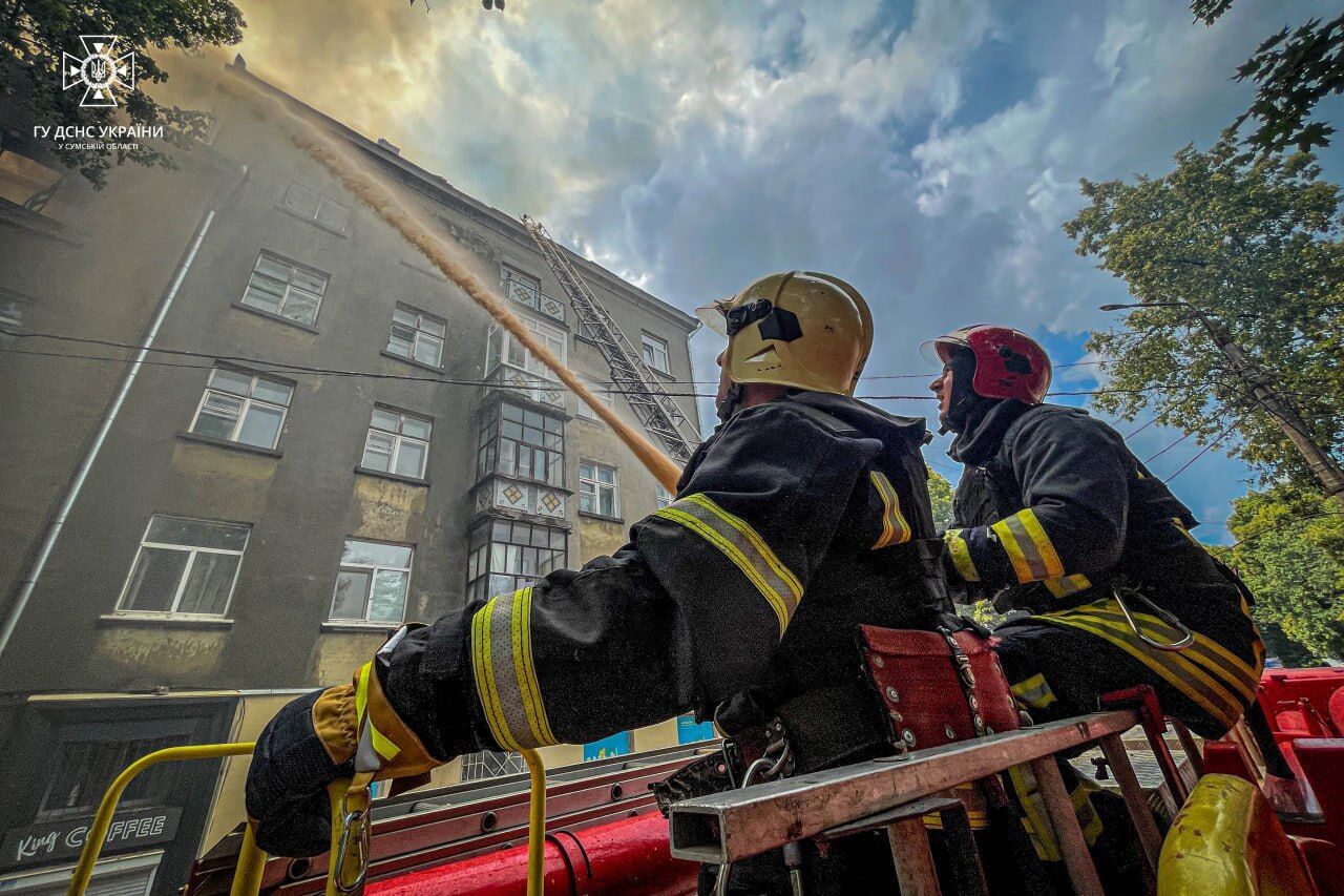 Оккупанты атаковали Сумы дронами, поврежден жилой дом: погибли два человека, еще 16 ранены. Фото и видео