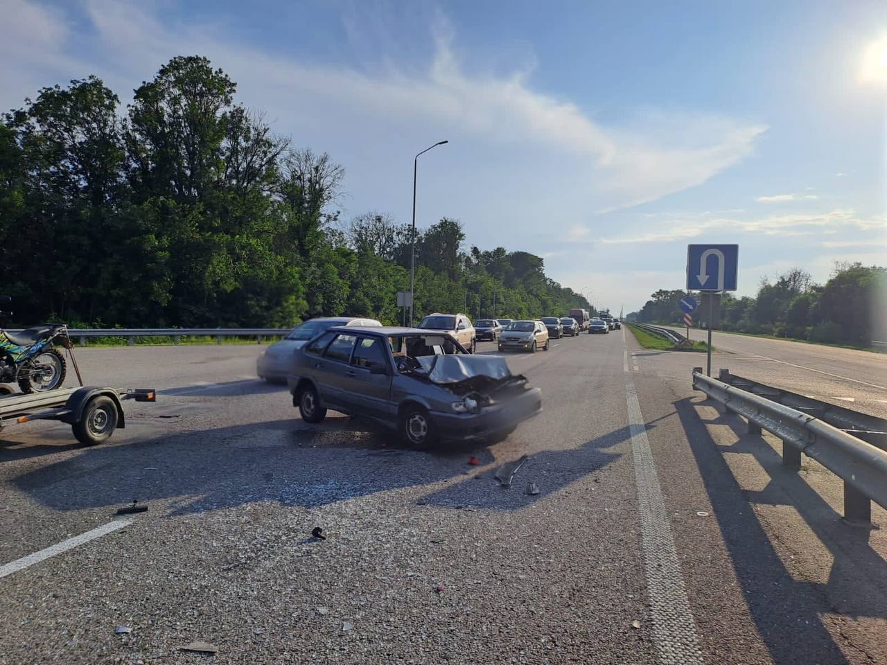 На Київщині легковик протаранив автобус: водій останнього втік, постраждали діти. Фото