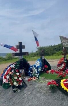 Начали "зачищать следы"? Во Владивостоке сняли флаги ЧВК "Вагнер" с могил ликвидированных в Украине оккупантов. Видео