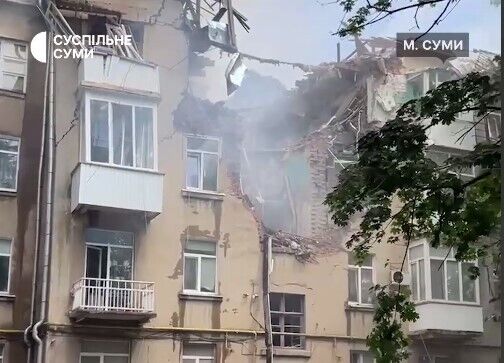 "Нам некуда идти": жители дома в Сумах, по которому ударил дрон РФ, рассказали об атаке. Видео