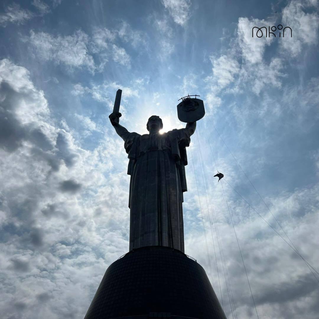 В Киеве начали демонтировать советский герб с монумента "Родина-мать". Исторические кадры