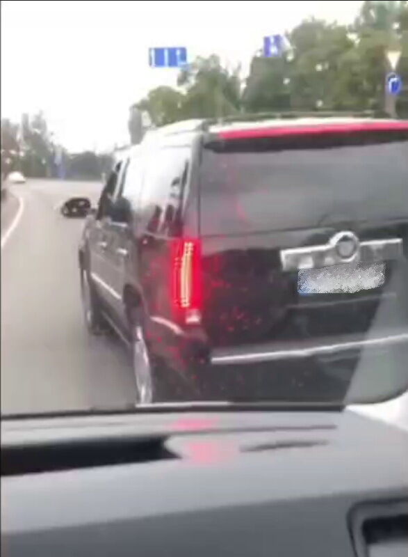 У Києві водій елітного авто заблокував рух швидкої, яка везла дворічну дитину: його затримали. Відео