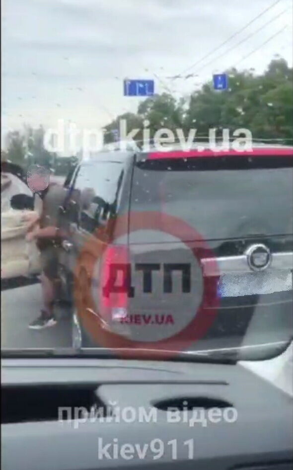 У Києві водій елітного авто заблокував рух швидкої, яка везла дворічну дитину: його затримали. Відео