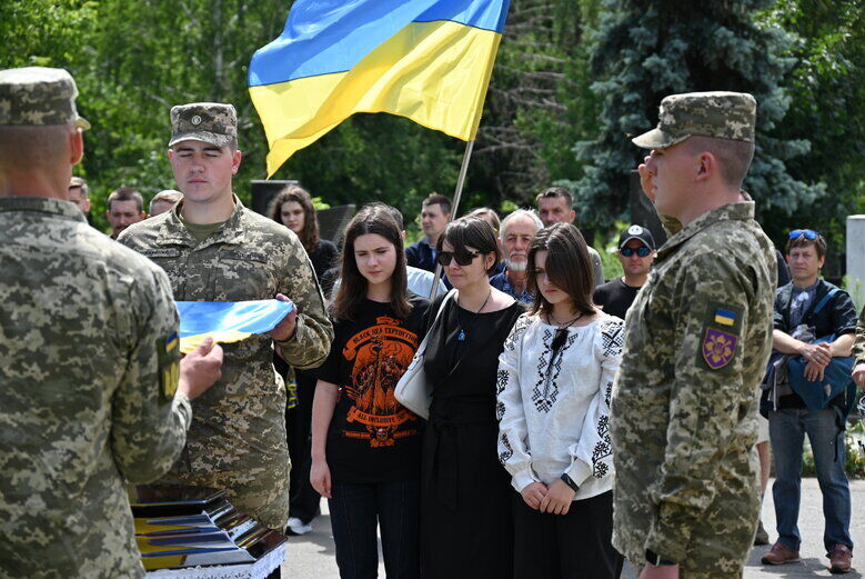  У Києві попрощалися із журналістом Дмитром Рибаковим, який загинув на фронті. Фото 