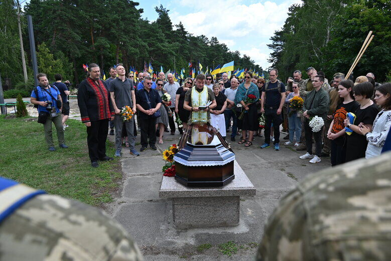  У Києві попрощалися із журналістом Дмитром Рибаковим, який загинув на фронті. Фото 