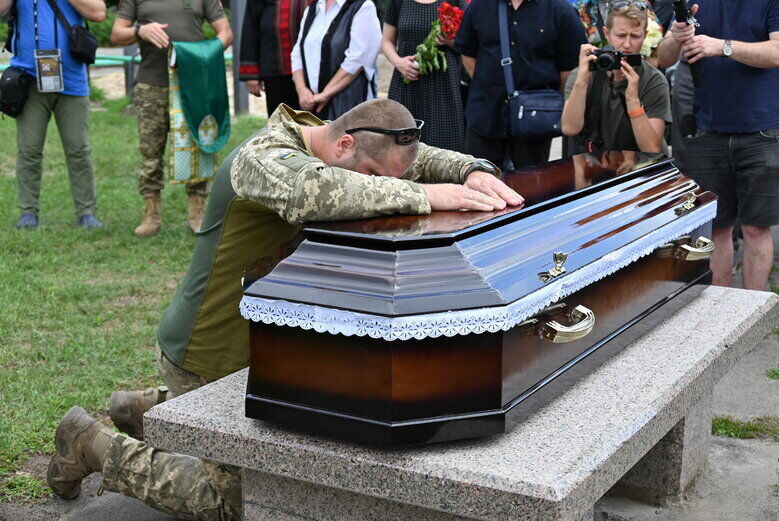 В Киеве простились с погибшим на фронте журналистом Дмитрием Рыбаковым. Фото