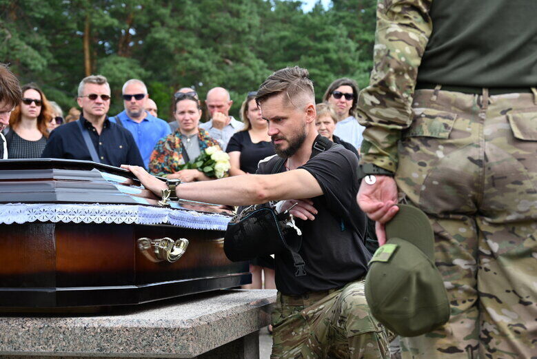 В Киеве простились с погибшим на фронте журналистом Дмитрием Рыбаковым. Фото