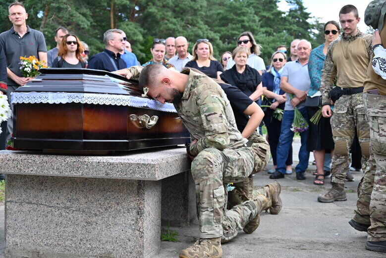  У Києві попрощалися із журналістом Дмитром Рибаковим, який загинув на фронті. Фото 