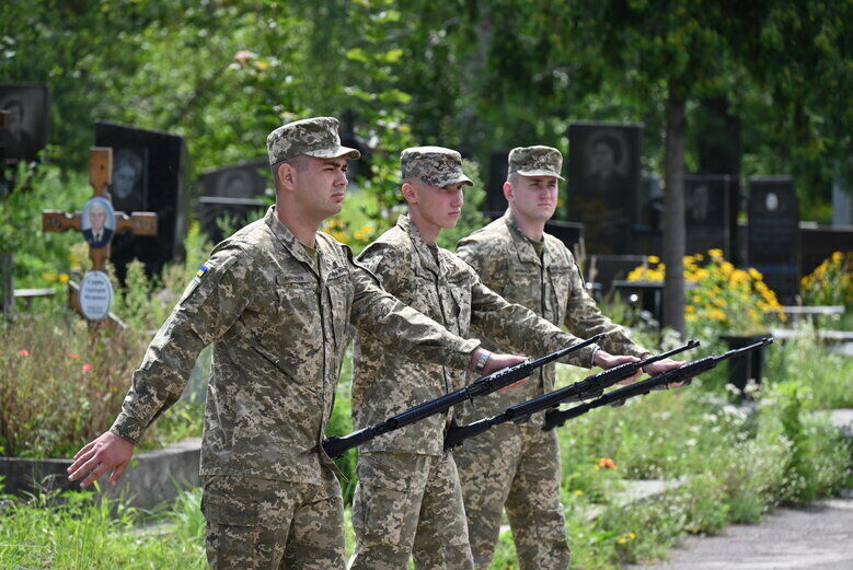  У Києві попрощалися із журналістом Дмитром Рибаковим, який загинув на фронті. Фото 