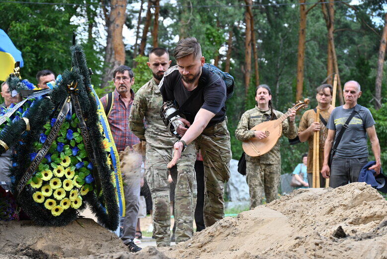  У Києві попрощалися із журналістом Дмитром Рибаковим, який загинув на фронті. Фото 