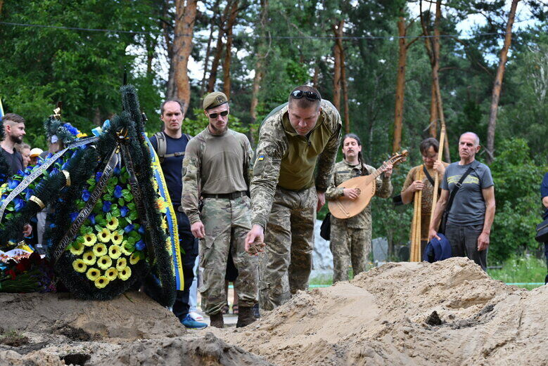  У Києві попрощалися із журналістом Дмитром Рибаковим, який загинув на фронті. Фото 