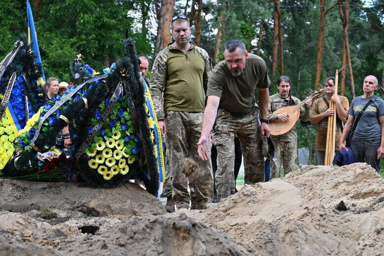 В Киеве простились с погибшим на фронте журналистом Дмитрием Рыбаковым. Фото