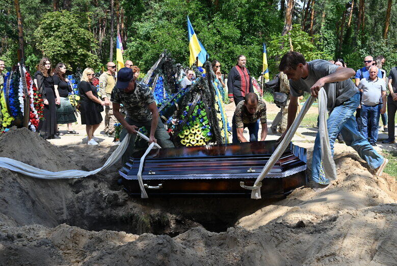  У Києві попрощалися із журналістом Дмитром Рибаковим, який загинув на фронті. Фото 