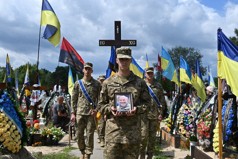  У Києві попрощалися із журналістом Дмитром Рибаковим, який загинув на фронті. Фото 